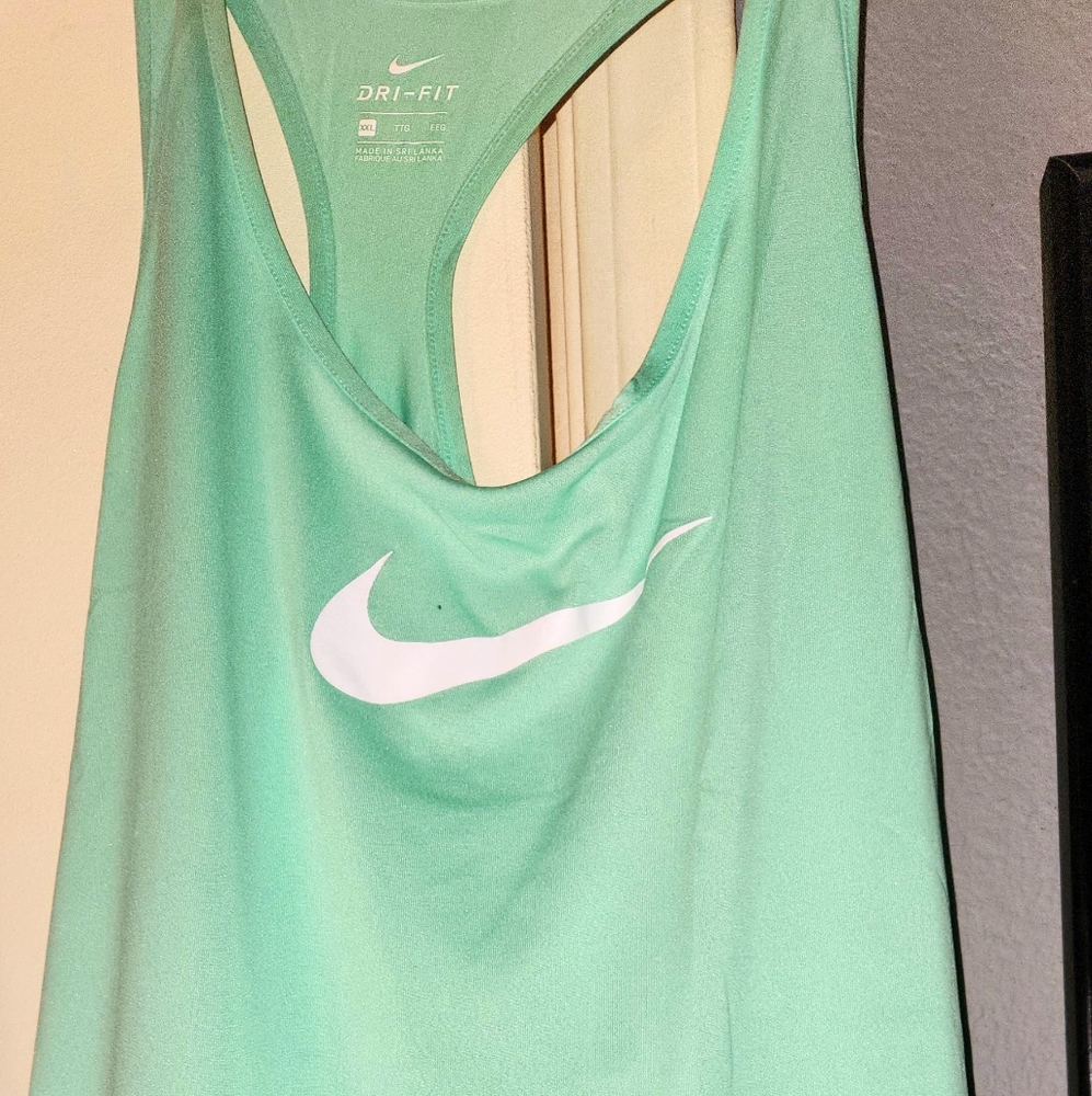 Woman's Nike top XL
